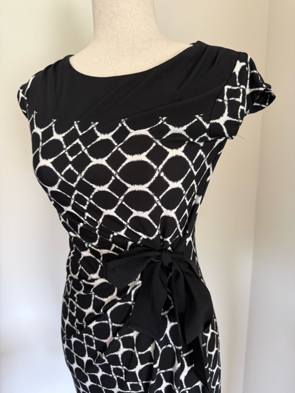 Taylor Black & White Geometric Tie-Waist Midi Dress - Picture 4 of 7